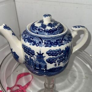 Vintage BlueWillow tea pot